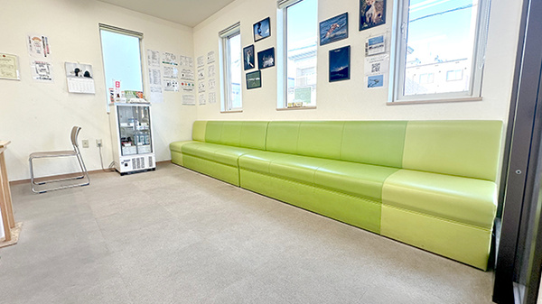 エルフ調剤薬局の待合スペース
