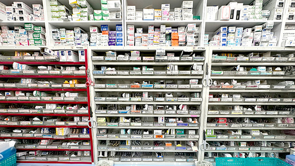 エルフ調剤薬局の薬棚