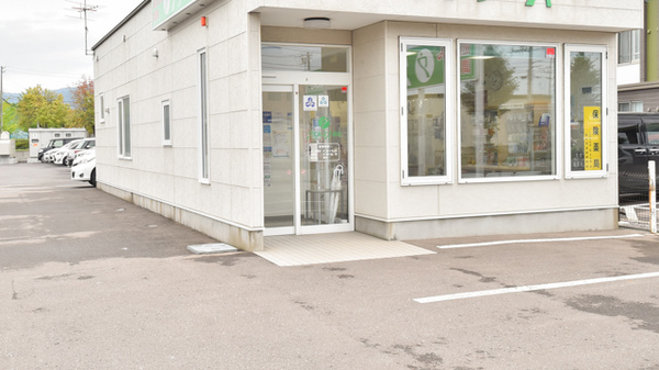 ウェルネス薬局函館石川店の入口