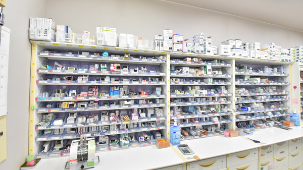 ウェルネス薬局亀田本町店の薬棚