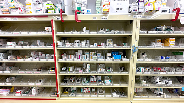 日本調剤小樽薬局の薬棚