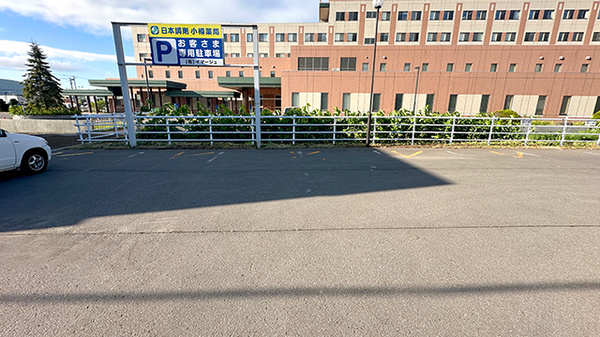 日本調剤小樽薬局の駐車場
