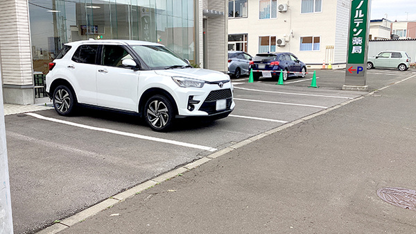 ノルデン薬局富良野店の駐車場