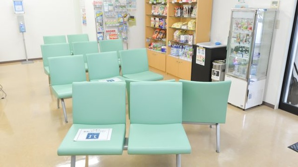 ノルデン薬局新ひだか店の待合スペース
