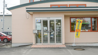 加藤薬局西２１条店の入口