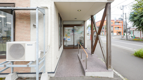 はまなす薬局砂川店の入口
