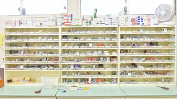 ひらかわ調剤薬局の薬棚