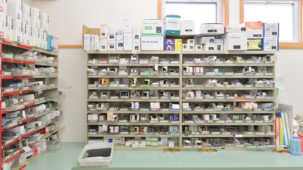 新城調剤薬局の薬棚