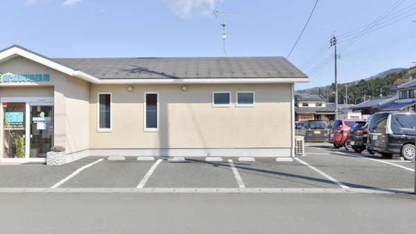 新城調剤薬局の駐車場