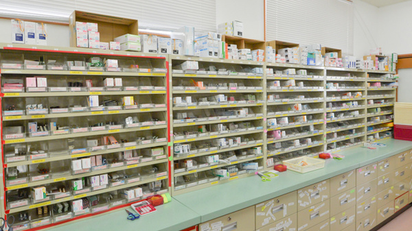 佐沼調剤薬局の薬棚
