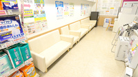 イオン薬局　古川店の待合スペース