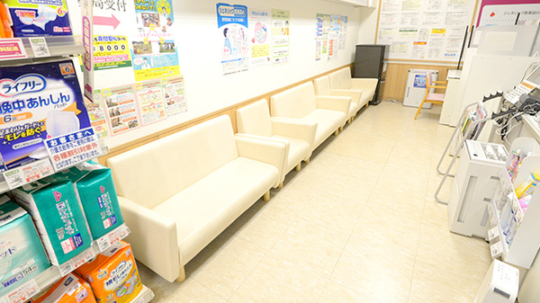 イオン薬局　古川店の待合スペース