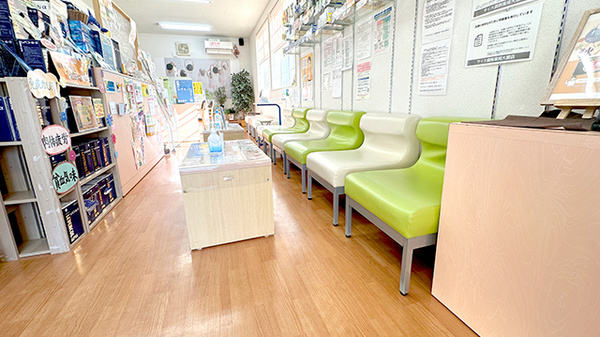 サイカ調剤薬局大舘店の待合スペース