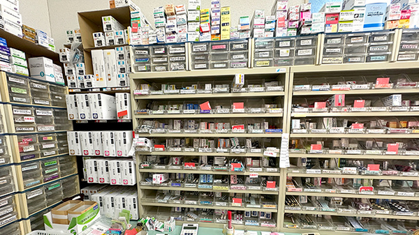 サイカ調剤薬局大舘店の薬棚