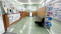 薬局トモズ仙台中央店の待合スペース