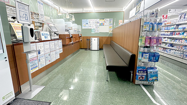 薬局トモズ仙台中央店の待合スペース