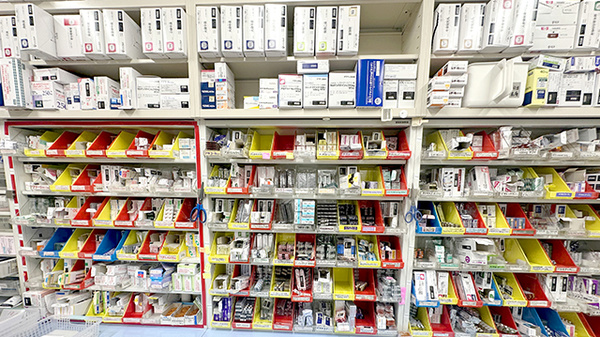 薬局トモズ仙台中央店の薬棚
