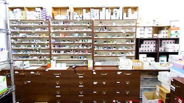 定禅寺トラスト薬局の薬棚