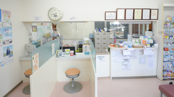 ウジエ調剤薬局　台原駅前店の受付/カウンター