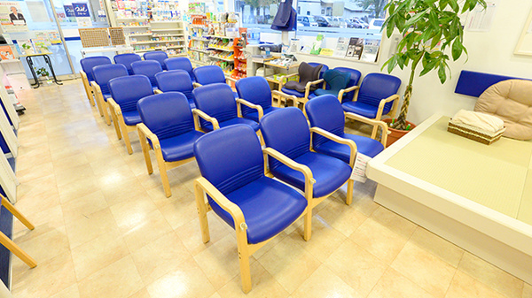 クオール薬局田沢湖店の待合スペース