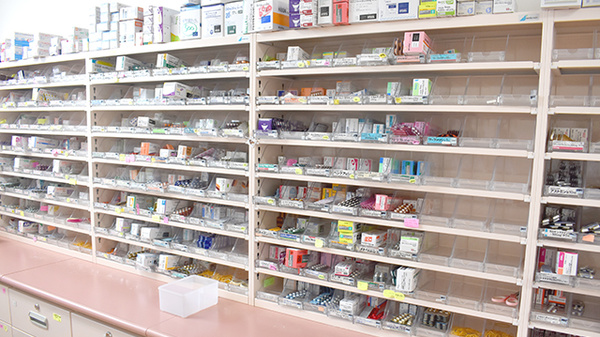 かえで薬局上山店の薬棚
