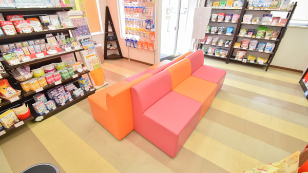 やまのべ駅前調剤薬局の待合スペース