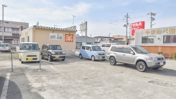 やまのべ駅前調剤薬局の駐車場