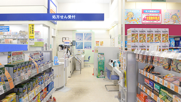 イオン薬局三川店の入口
