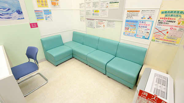 イオン薬局三川店の待合スペース
