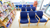 クオール薬局西若松店の待合スペース