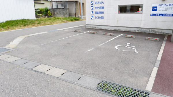 クオール薬局西若松店の駐車場