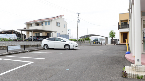 クオール薬局よつば安積店の駐車場