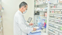 金屋調剤薬局の作業風景