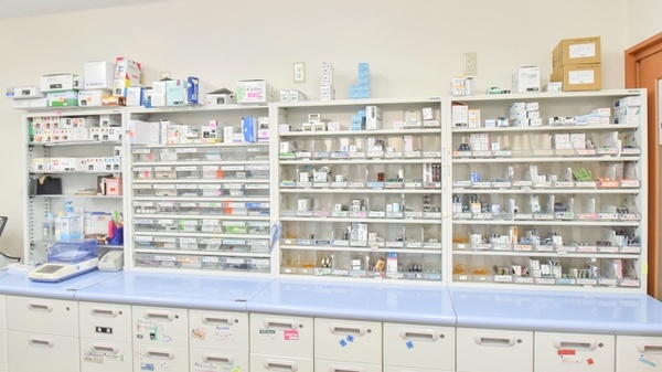 金屋調剤薬局の薬棚