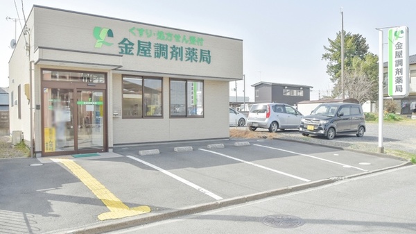 金屋調剤薬局の駐車場