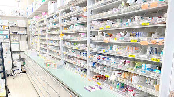 くすりのマルト調剤薬局　谷川瀬店の薬棚