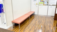 くすりのマルト調剤薬局　高坂店の待合スペース