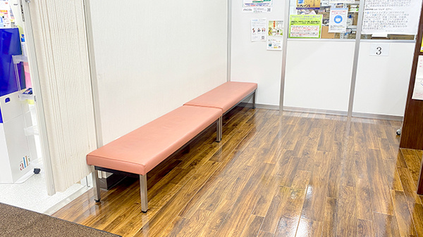 くすりのマルト調剤薬局　高坂店の待合スペース
