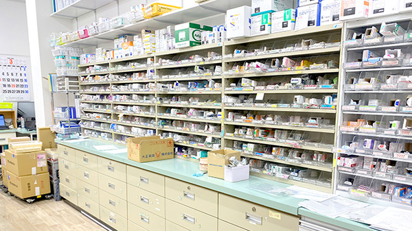 くすりのマルト調剤薬局　高坂店の薬棚