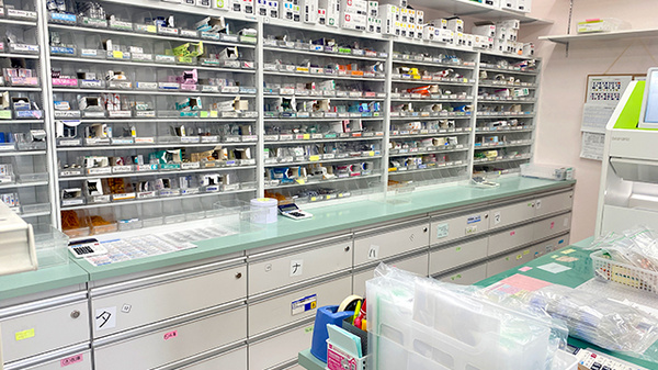 くすりのマルト調剤薬局　平窪店の薬棚