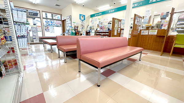 くすりのマルト調剤薬局　洋向台店の待合スペース