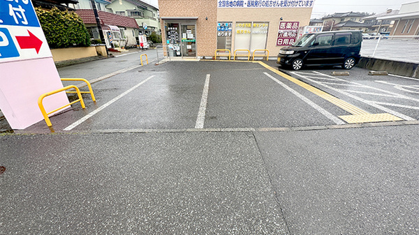 くすりのマルト調剤薬局　洋向台店の駐車場