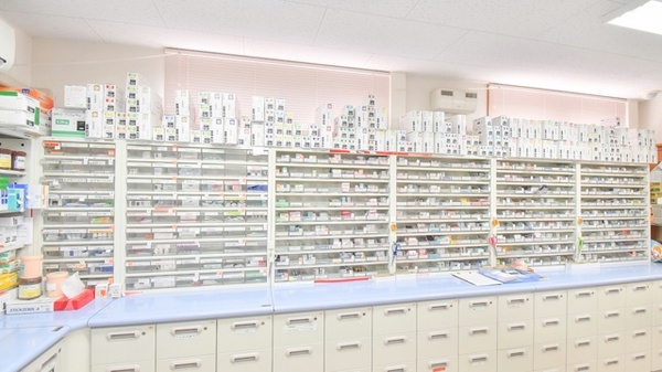 磐梯調剤薬局の薬棚