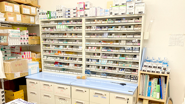 アクア薬局内原店の薬棚