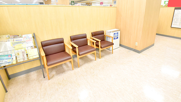 イオン薬局下妻店の待合スペース