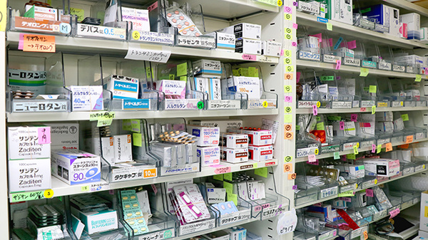あい薬局荒崎店の薬棚