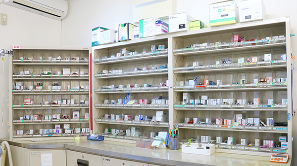 森の薬局の薬棚