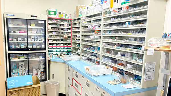 すず薬局　那珂店の薬棚