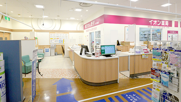 イオン薬局東海店の入口