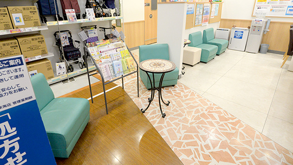 イオン薬局東海店の待合スペース